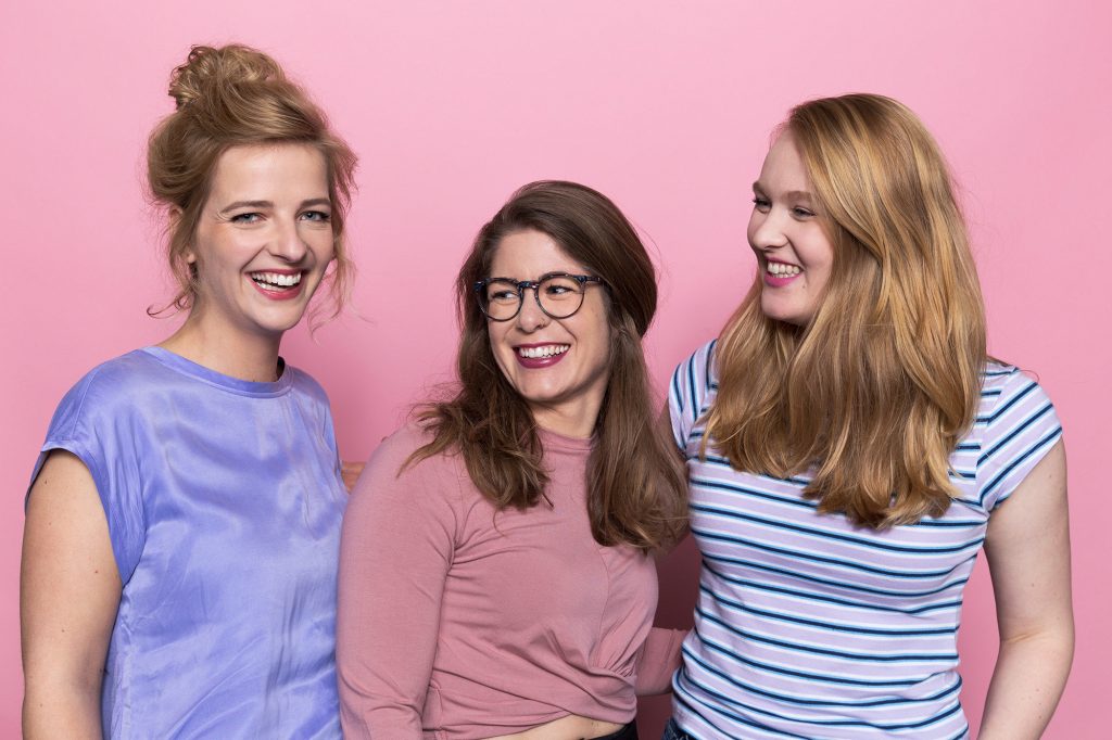 3 lachende vrouwen met links Lotte, midden Myrthe en rechts Fleur