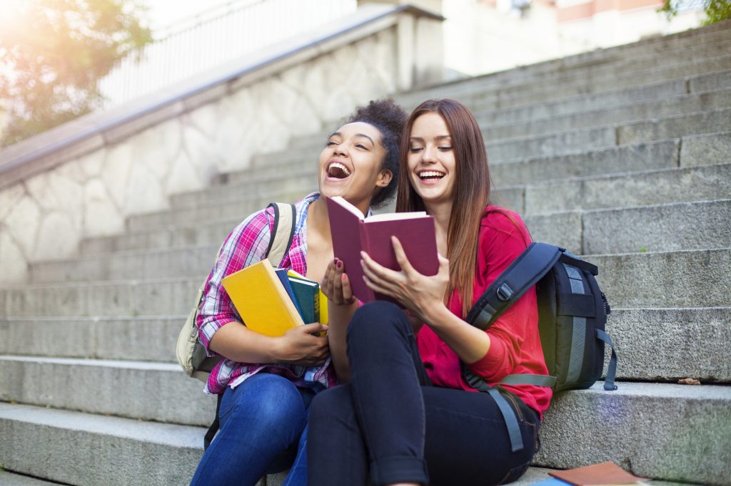 Scholieren lezen een boek