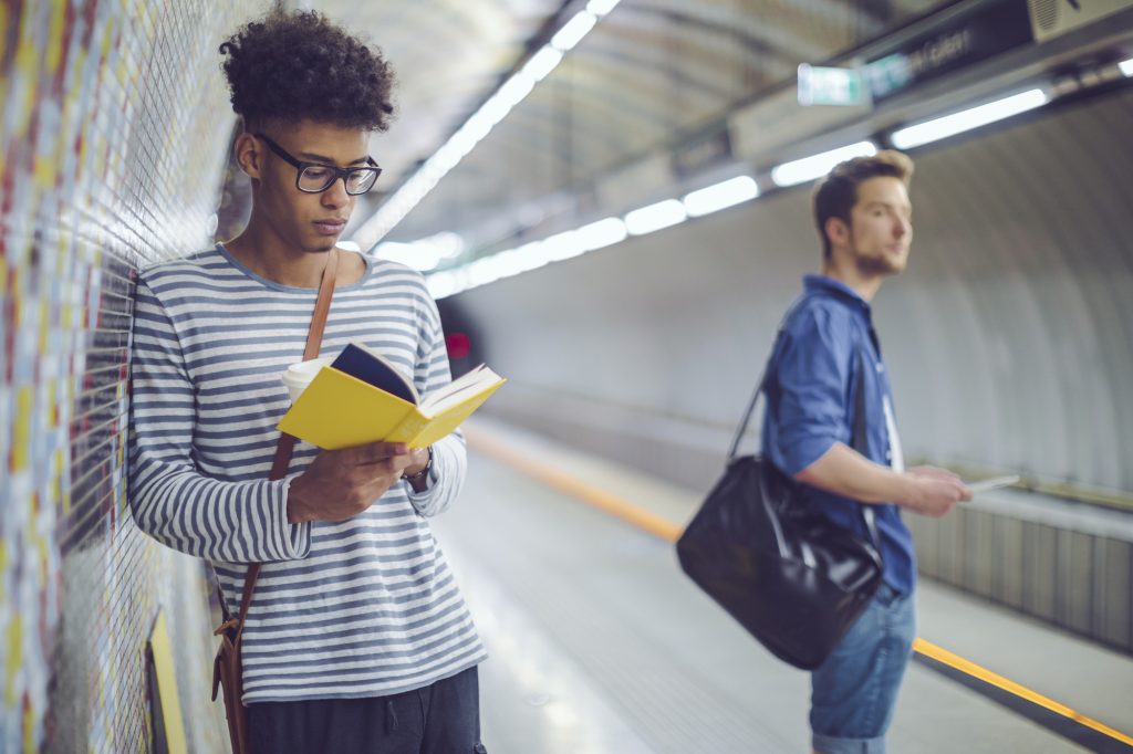 Jongen leest een boek