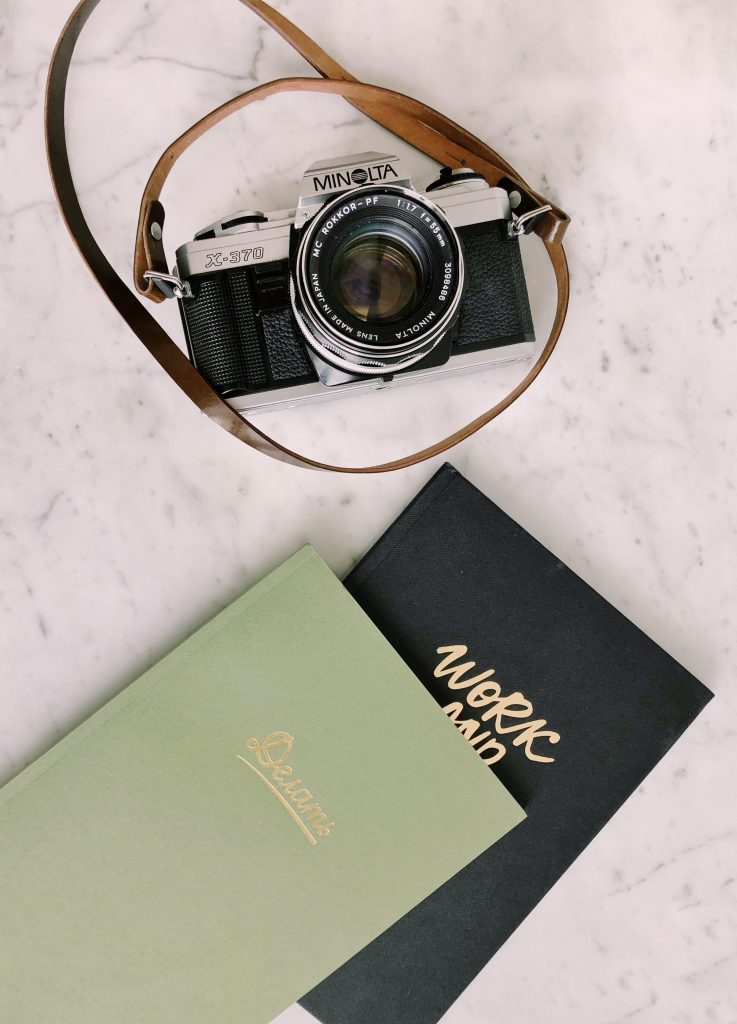 notitieboekjes en vintage camera