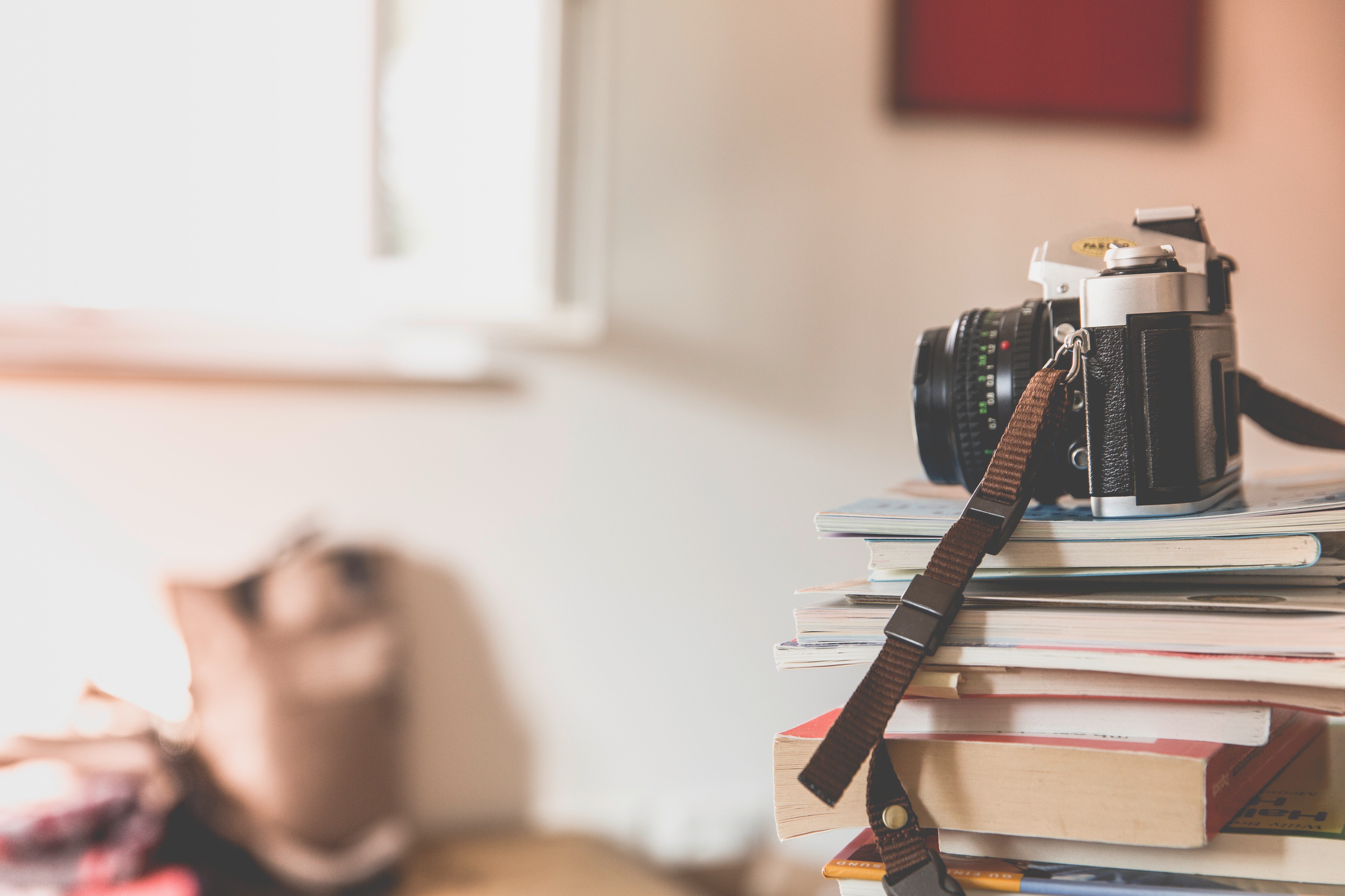 Stapel boeken met vintage camera