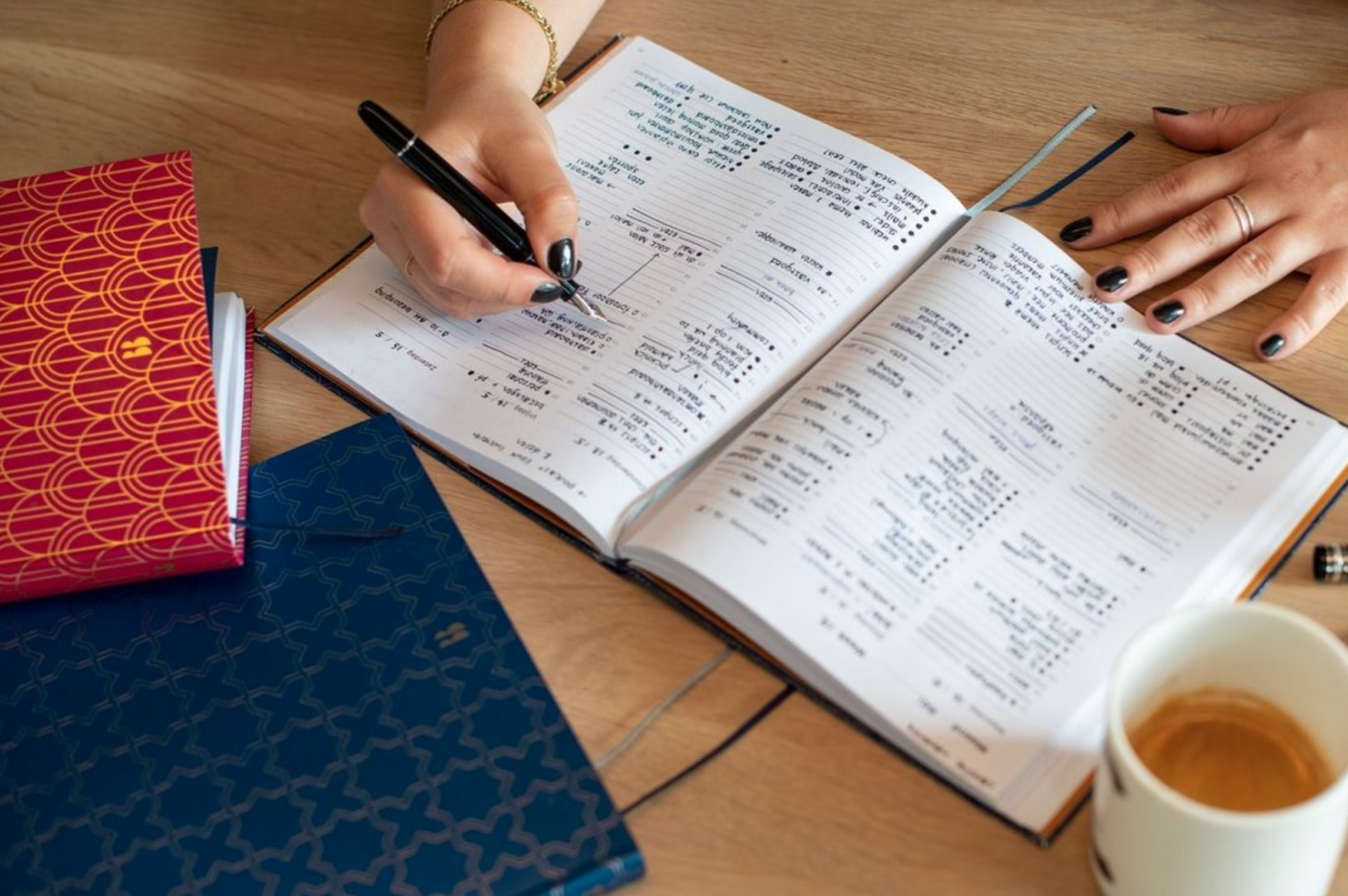 Cynthia schrijft met Mont Blanc-pen