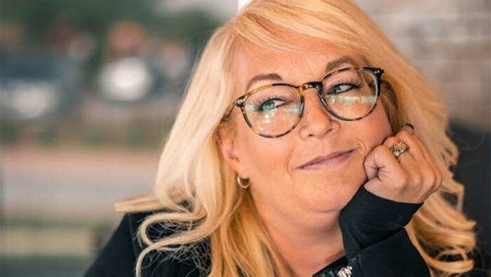 foto van auteur Lynn Painter. ze lacht.